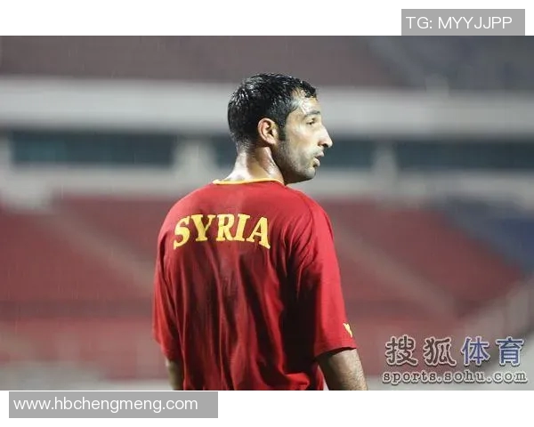 以足球巨星侧影展现力量与激情的动感时刻